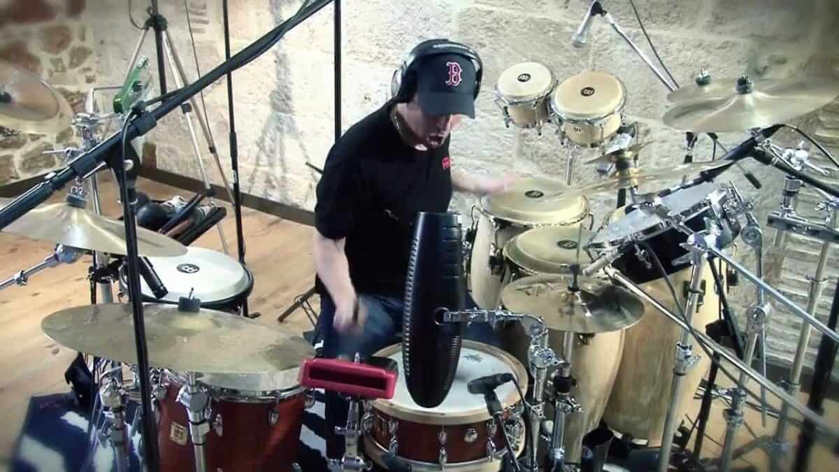 persona sentada y tocando bateria 1 1200×675