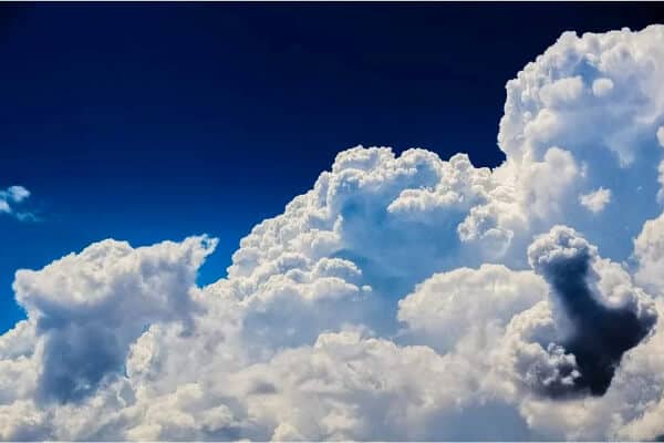 cielo-completamente-azul-con-grandes-nubes-blancas